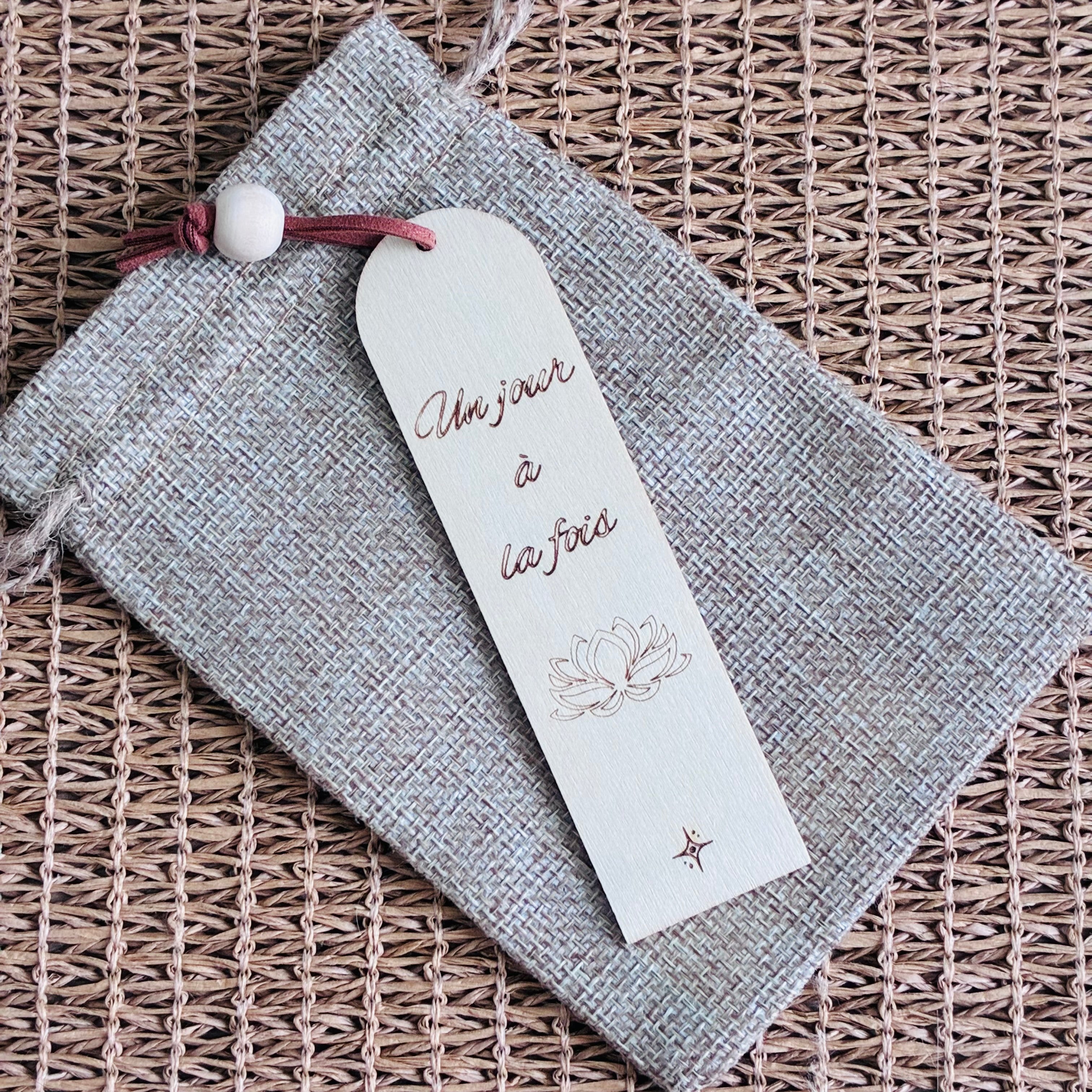 Marque-page personnalisé en bois "Collection Sérénité"