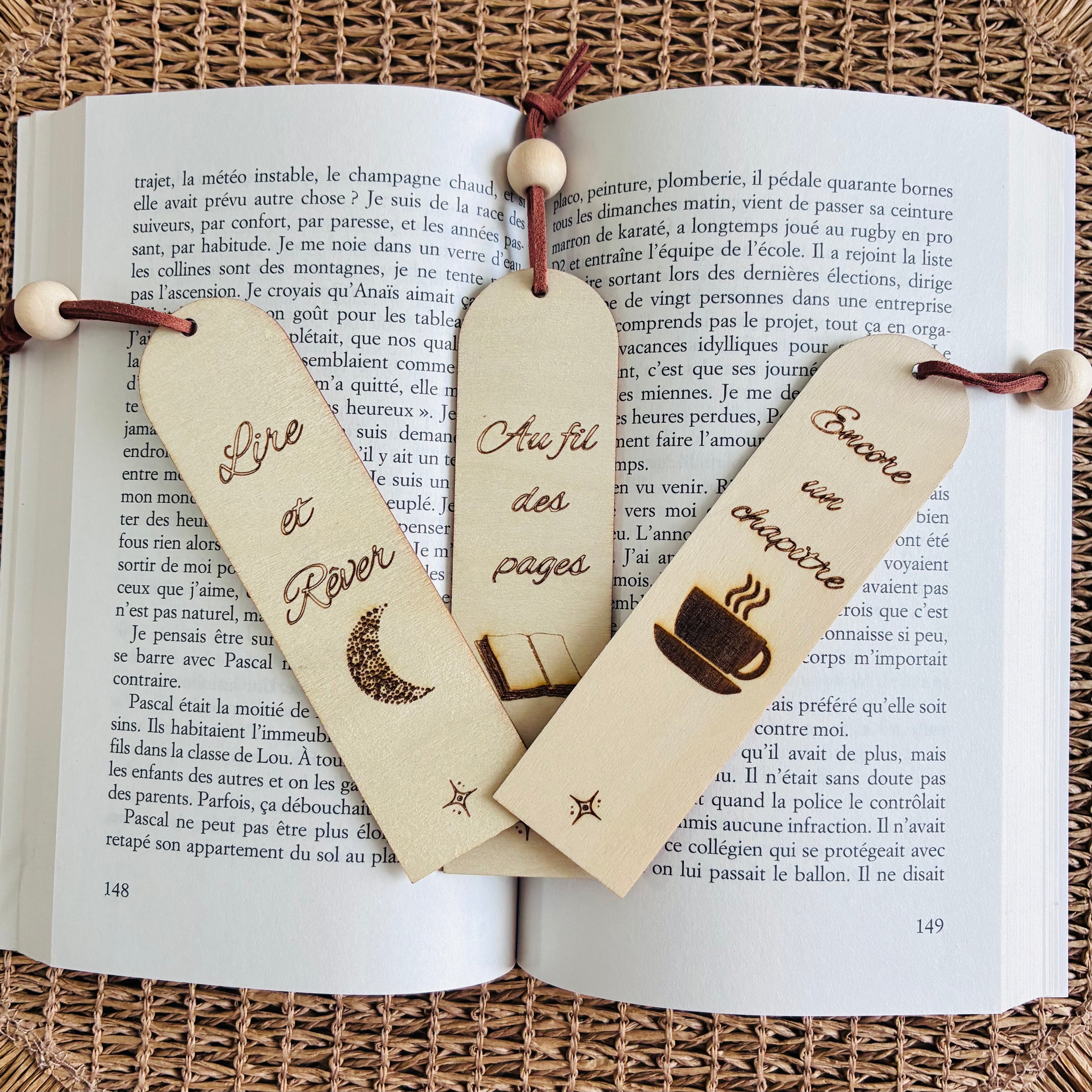Marque-pages personnalisé en bois "Au fil des pages"