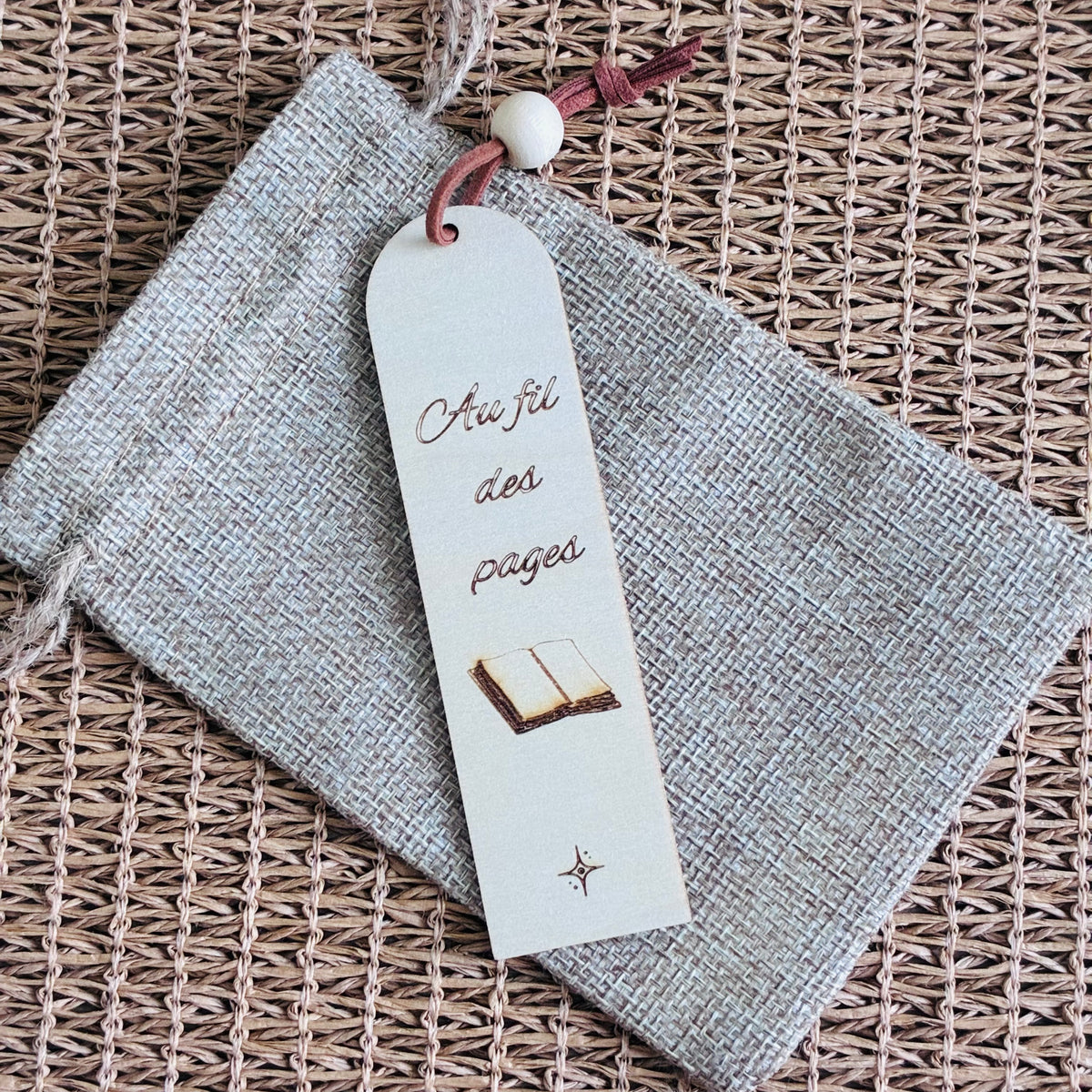 Marque-pages personnalisé en bois "Au fil des pages"